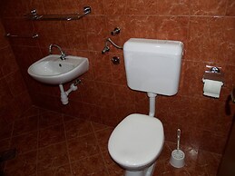 Spacious Robinson House Iris With Pool