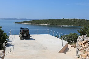 Spacious Robinson House Iris With Pool