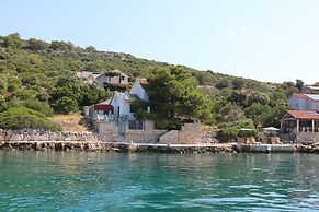 Spacious Robinson House Iris With Pool