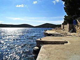 Spacious Robinson House Iris With Pool