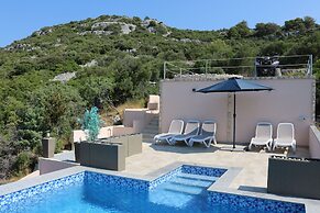 Spacious Robinson House Iris With Pool