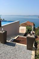 Spacious Robinson House Iris With Pool