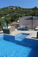 Spacious Robinson House Iris With Pool