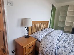 Lovely 2 Bedroom Apartment With Private Parking
