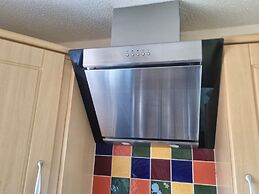 Lovely 2 Bedroom Apartment With Private Parking