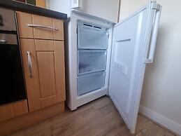 Lovely 2 Bedroom Apartment With Private Parking