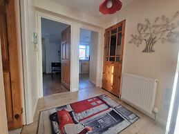 Lovely 2 Bedroom Apartment With Private Parking