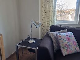 Lovely 2 Bedroom Apartment With Private Parking