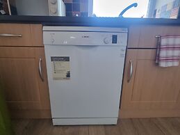 Lovely 2 Bedroom Apartment With Private Parking