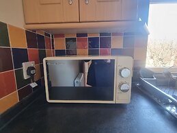 Lovely 2 Bedroom Apartment With Private Parking