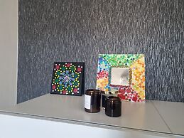 Lovely 2 Bedroom Apartment With Private Parking