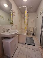 Lovely 2 Bedroom Apartment With Private Parking