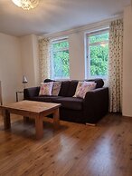 Lovely 2 Bedroom Apartment With Private Parking