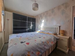 Lovely 2 Bedroom Apartment With Private Parking