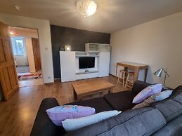 Lovely 2 Bedroom Apartment With Private Parking