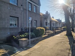 Lovely 2 Bedroom Apartment With Private Parking