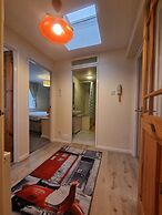 Lovely 2 Bedroom Apartment With Private Parking