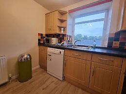 Lovely 2 Bedroom Apartment With Private Parking