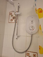 Lovely 2 Bedroom Apartment With Private Parking