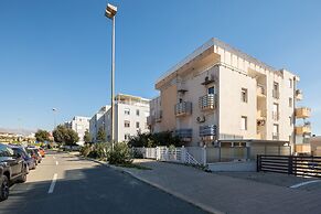 Modern apt With Terrace 4 min Walk to the Beach