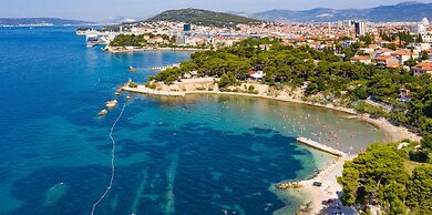 Modern apt With Terrace 4 min Walk to the Beach