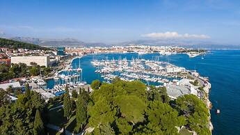 Modern apt With Terrace 4 min Walk to the Beach