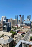 Modern DT Condo Balcony Parking Gym Hot Tub