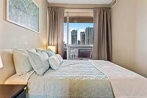 Modern DT Condo Balcony Parking Gym Hot Tub