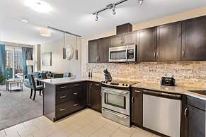 Modern DT Condo Balcony Parking Gym Hot Tub