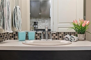 Modern DT Condo Balcony Parking Gym Hot Tub