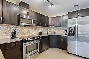 Modern DT Condo Balcony Parking Gym Hot Tub