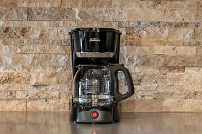 Modern DT Condo Balcony Parking Gym Hot Tub