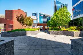 Modern DT Condo Balcony Parking Gym Hot Tub