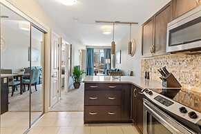 Modern DT Condo Balcony Parking Gym Hot Tub