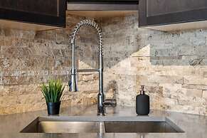 Modern DT Condo Balcony Parking Gym Hot Tub