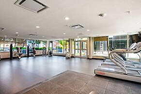 Modern DT Condo Balcony Parking Gym Hot Tub