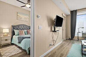 Modern DT Condo Balcony Parking Gym Hot Tub