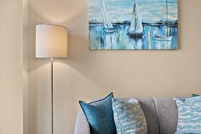 Modern DT Condo Balcony Parking Gym Hot Tub