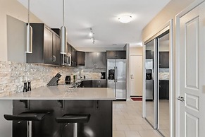 Modern DT Condo Balcony Parking Gym Hot Tub