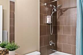 Modern DT Condo Balcony Parking Gym Hot Tub