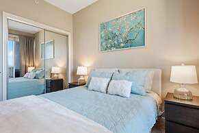 Modern DT Condo Balcony Parking Gym Hot Tub