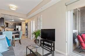 Modern DT Condo Balcony Parking Gym Hot Tub