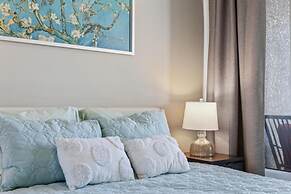 Modern DT Condo Balcony Parking Gym Hot Tub