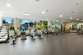 Modern DT Condo Balcony Parking Gym Hot Tub