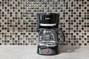 Modern DT Condo Balcony Parking Gym Hot Tub