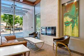 Modern DT Condo Balcony Parking Gym Hot Tub