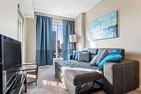 Modern DT Condo Balcony Parking Gym Hot Tub