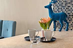 Modern DT Condo Balcony Parking Gym Hot Tub