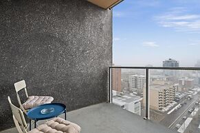 Modern DT Condo Balcony Parking Gym Hot Tub