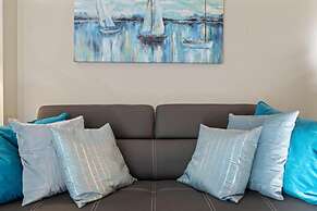 Modern DT Condo Balcony Parking Gym Hot Tub